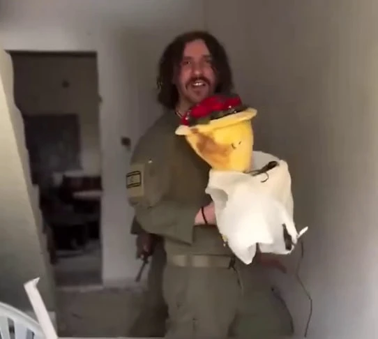 Группа израильских военных грабила дома в Ливане и снимала это на видео
