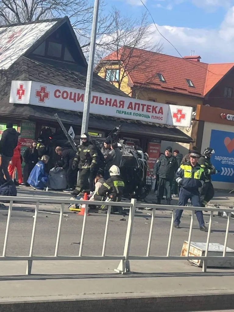 Легковушка влетела в толпу людей в Калининградской области, пострадали три пешехода, сообщили в Госавтоинспекции региона