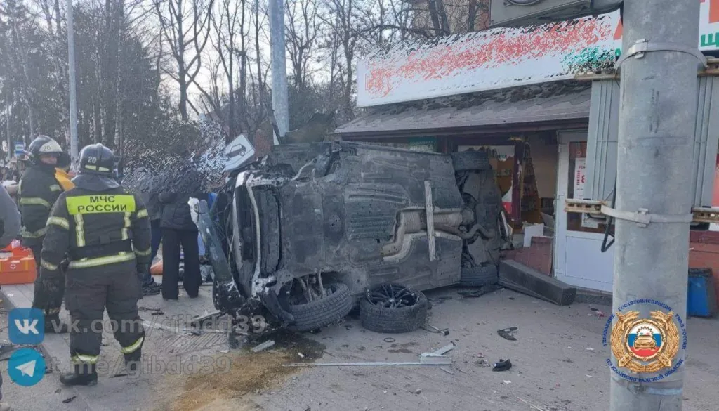 Легковушка влетела в толпу людей в Калининградской области, пострадали три пешехода, сообщили в Госавтоинспекции региона
