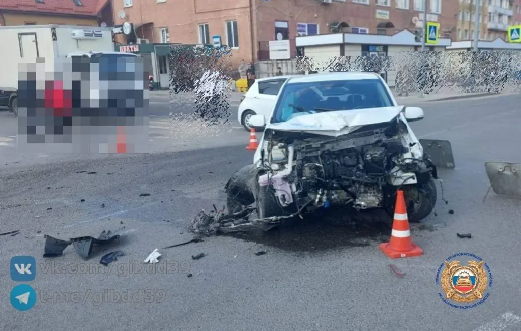 Легковушка влетела в толпу людей в Калининградской области, пострадали три пешехода, сообщили в Госавтоинспекции региона