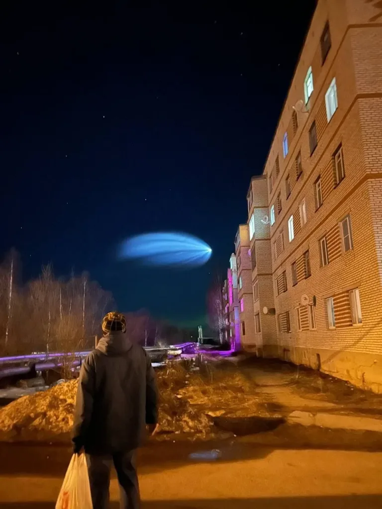 Ярко-голубой след от ракеты "Союз-2.1а" увидели сегодня ночью жители Коми