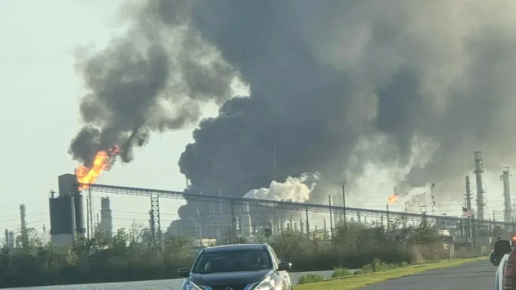В понедельник вечером после мощного взрыва загорелся нефтеперерабатывающий завод Port Arthur Refinery компании Valero в штате Техас