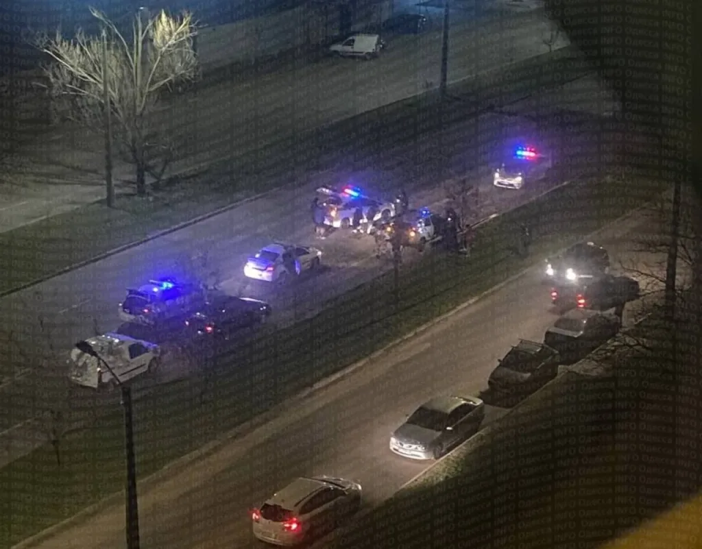 Тем временем в Одессе уклонист от мобилизации расстрелял из автомата двоих полицейских во время проверки документов и скрылся на автомобиле
