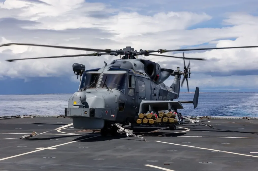 Британский вертолет Wildcat HMA2 в антидроновом варианте с 10 подвешенными многоцелевыми ракетами LMM Martlet