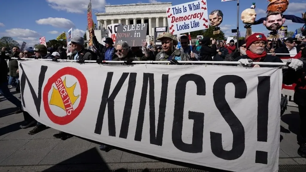 ️В США тысячи человек вышли на акции протеста против Трампа