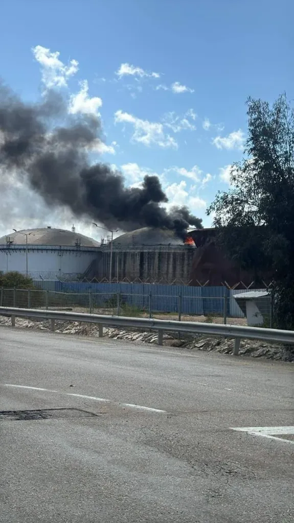 Суббоеприпасы иранской баллистической ракеты попали по НПЗ в Хайфе