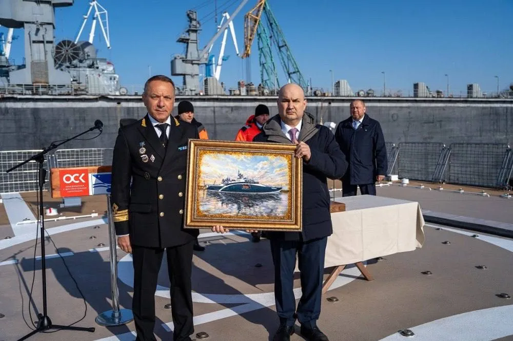 Вчера на судостроительном заводе "Янтарь" прошла торжественная церемония поднятия флага на аварийно-спасательном судне "Воевода" проекта 23700, сообщили в "Морспасслужбе"