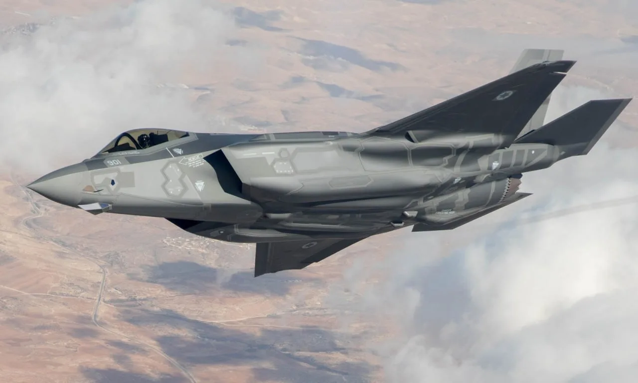 ЦАХАЛ заявляет, что F-35I Adir ВВС Израиля сбил иранский учебно-боевой Як-130 в небе над Тегераном