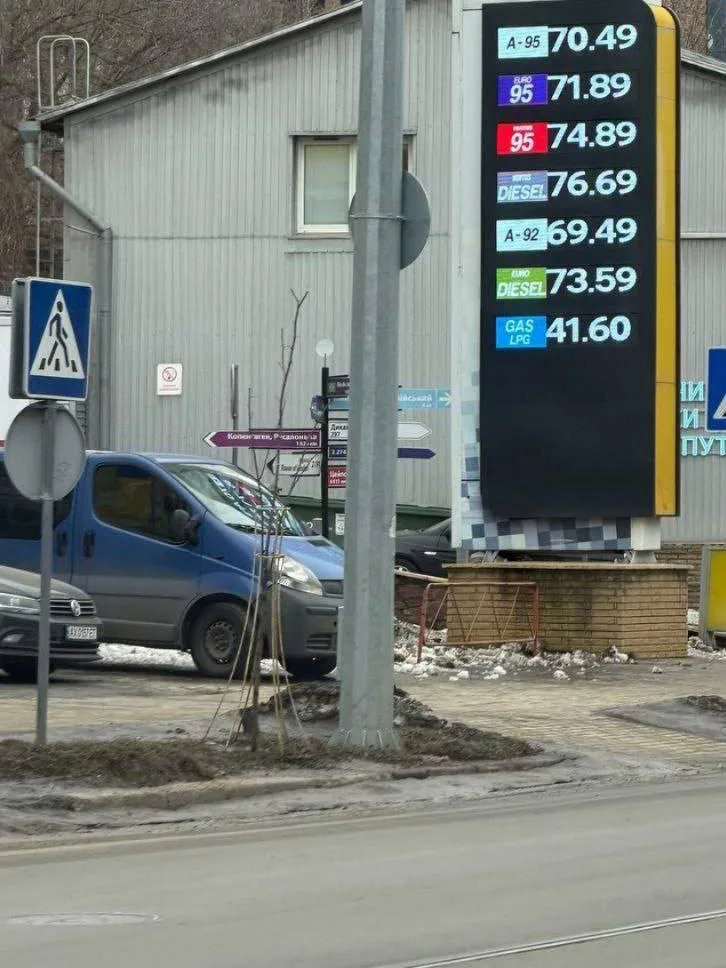 Украинские АЗС снова вечером переписали ценники