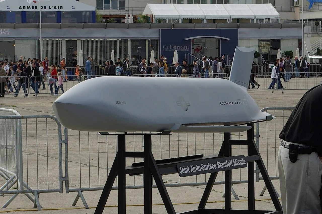 Малозаметная крылатая ракета AGM-158 JASSM под крылом стратегического бомбардировщика B-52H Stratofortress ВВС США, задействованного в нанесении ударов по Ирану, и ее обломки, обнаруженные в окрестностях города Лордеган на юго-западе Ирана