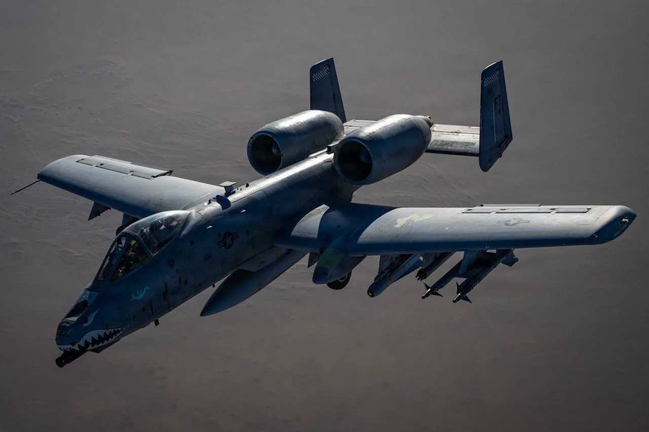 Штурмовик A-10 Thunderbolt II ВВС США выполняет дозаправку в воздухе от самолёта-заправщика KC-135 Stratotanker
