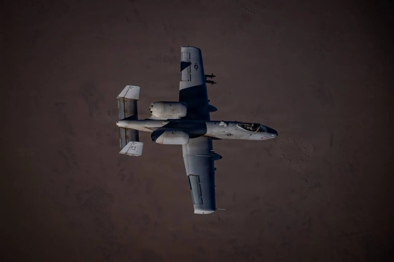 Штурмовик A-10 Thunderbolt II ВВС США выполняет дозаправку в воздухе от самолёта-заправщика KC-135 Stratotanker