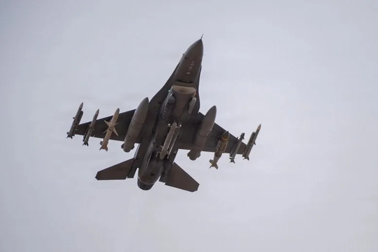 Наглядная боевая нагрузка американских F-35, F-16, F-15E и EA-18G, взлетающих с авиабазы в Иордании для нанесения ударов по Ирану