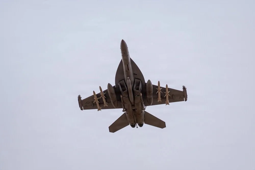 Наглядная боевая нагрузка американских F-35, F-16, F-15E и EA-18G, взлетающих с авиабазы в Иордании для нанесения ударов по Ирану
