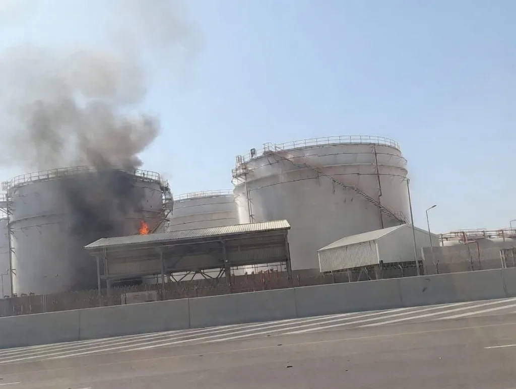 Иранские дроны-камикадзе нанесли удары по нефтяным резервуарам в эмирате Фуджейра в ОАЭ и порту Салала в Омане