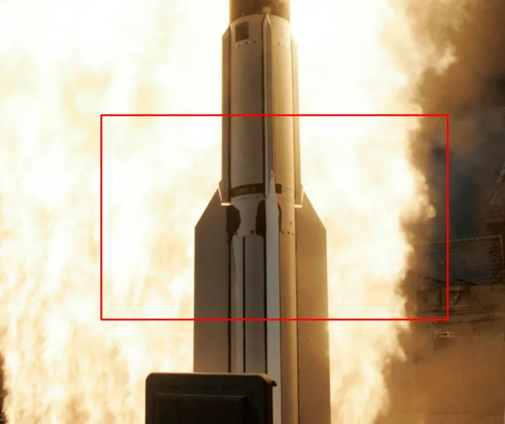 Обломки американской зенитной ракеты RIM-161 Standard Missile 3 (SM-3), выпущенной с эсминца класса Arleigh Burke ВМС США из Средиземного моря и перехватившей иранскую баллистическую ракету на пути к Турции