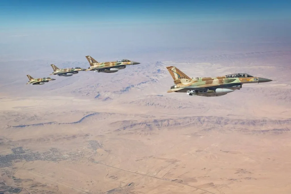 Израильские ВВС публикуют кадры истребителей F-16I, летящих в Иран для проведения ударов