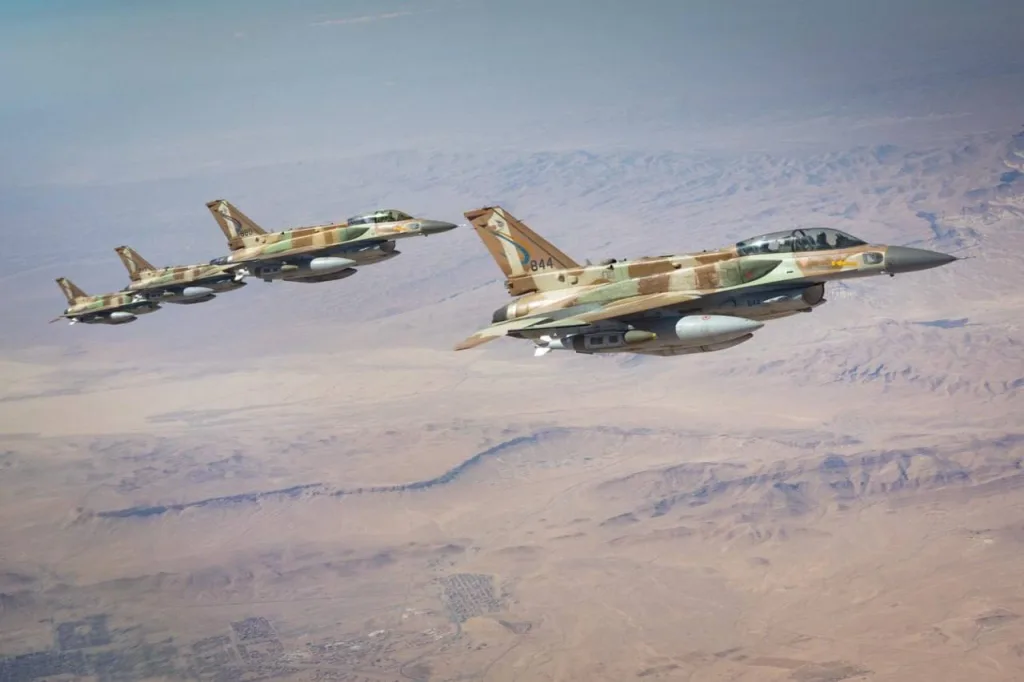 Израильские ВВС публикуют кадры истребителей F-16I, летящих в Иран для проведения ударов