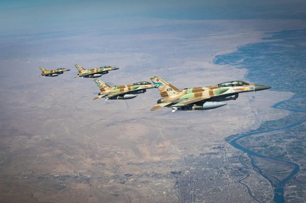 Израильские ВВС публикуют кадры истребителей F-16I, летящих в Иран для проведения ударов