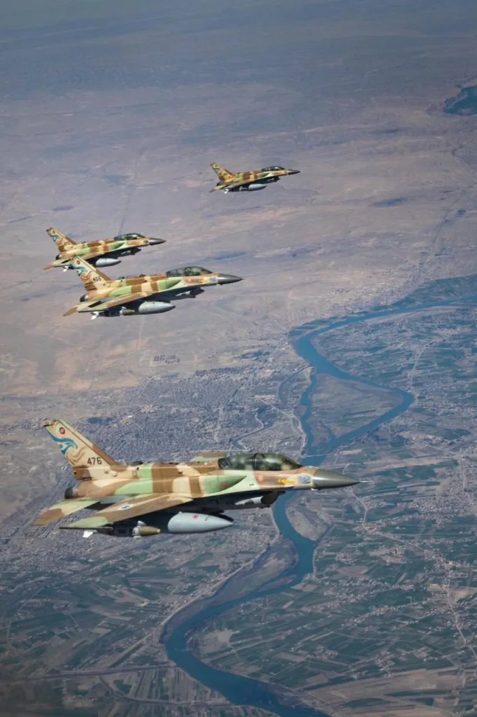 Израильские ВВС публикуют кадры истребителей F-16I, летящих в Иран для проведения ударов