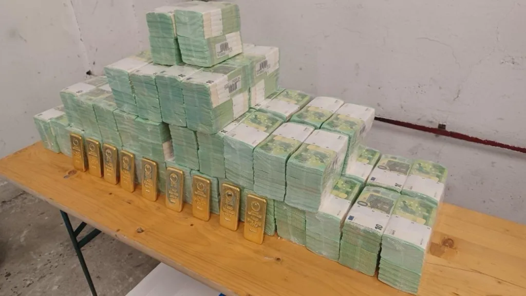 Венгерское правительство показало изъятые из украинских инкассаторских автомобилей деньги и золото