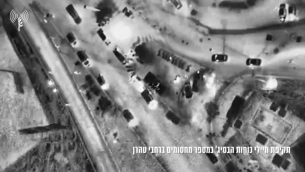 Армия обороны Израиля публикует кадры ударов БПЛА по КПП, отдельностоящим автомобилям и личному составу полувоенного ополчения «Басидж» КСИР в Тегеране