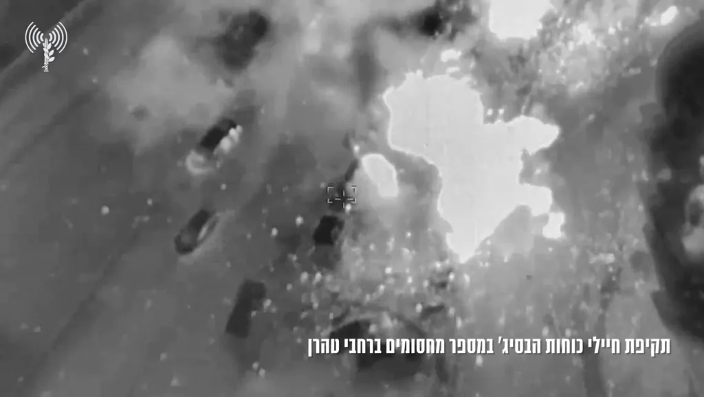 Армия обороны Израиля публикует кадры ударов БПЛА по КПП, отдельностоящим автомобилям и личному составу полувоенного ополчения «Басидж» КСИР в Тегеране