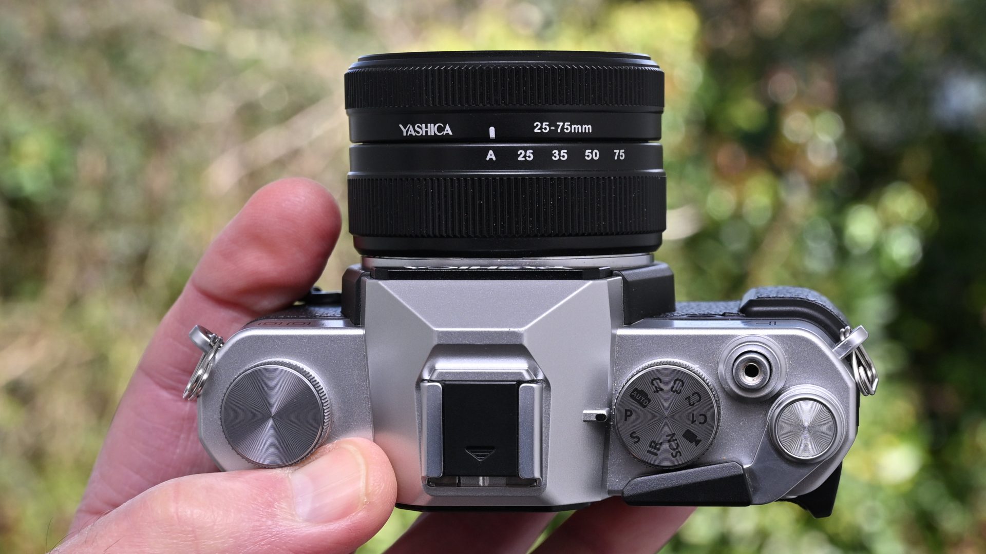 Обзор Yashica FX-D 100 - самая недорогая камера в линейке FX-D картинка Камера Yashica FX-D 100 с ретро-стилем и зумом | DGL.RU