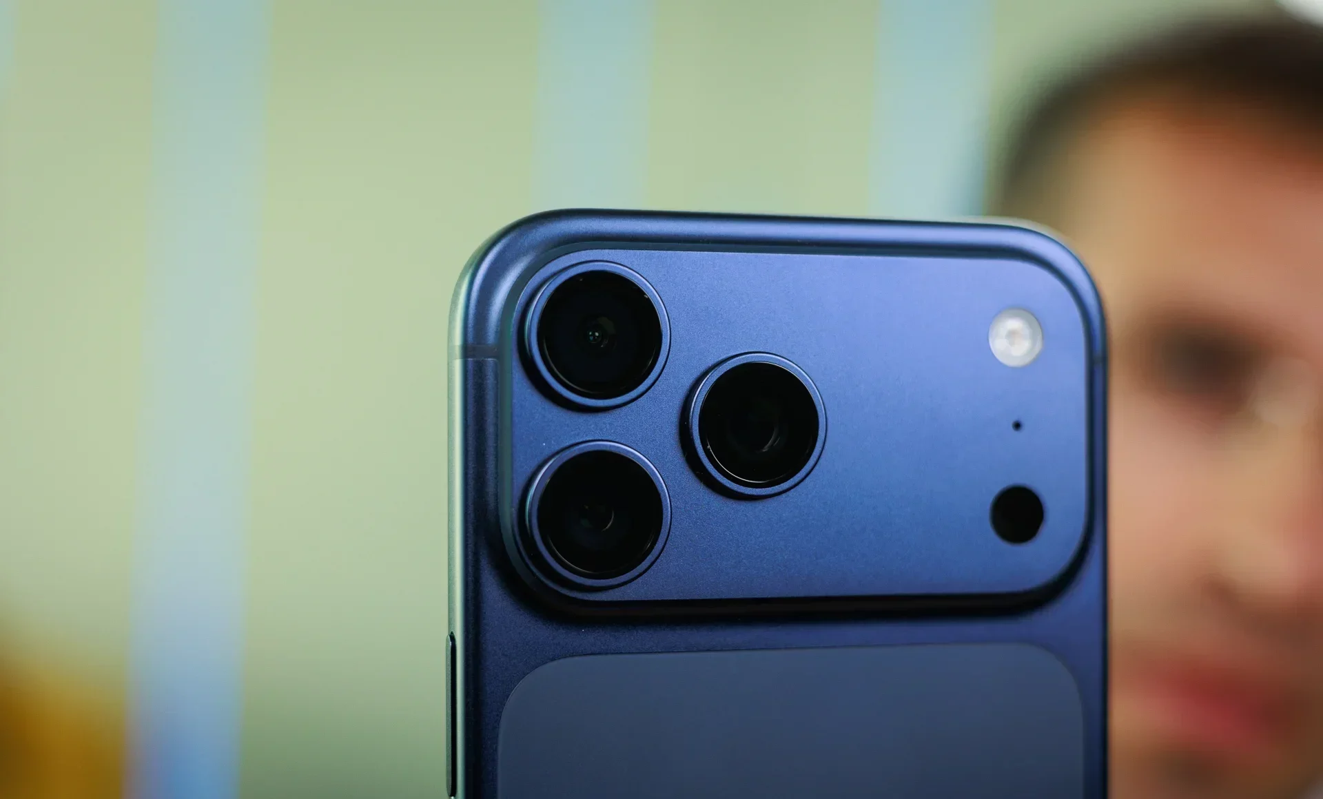 iPhone 18 Pro: первый взгляд на будущий флагман Apple картинка Смартфон iPhone 18 Pro: камера как у зеркалки | DGL.RU