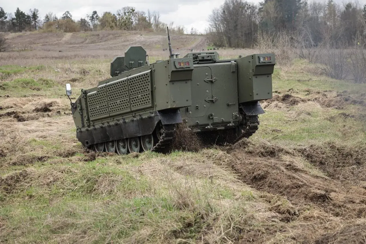 Противник в лице компании UrkArmoTech (разработчик UAT-D «GYURZA», UAT-D «GYURZA 2», UAT-TISA) демонстрирует новое изделие — гусеничный БТР «Скиф»