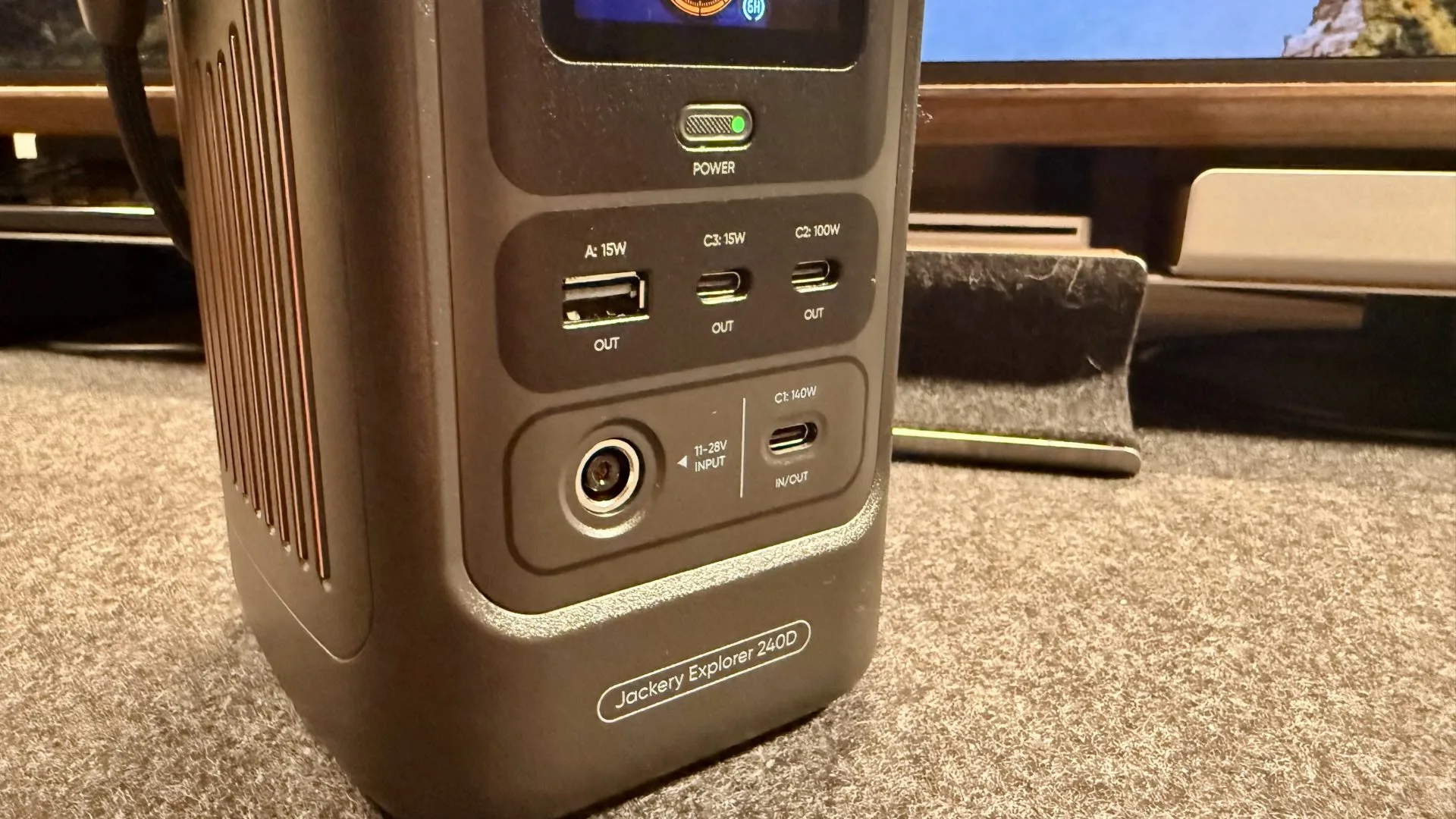 Обзор Jackery Explorer 240D в Москве - готова к приключениям в дороге картинка Станция Jackery Explorer 240D: компактный гибрид | DGL.RU