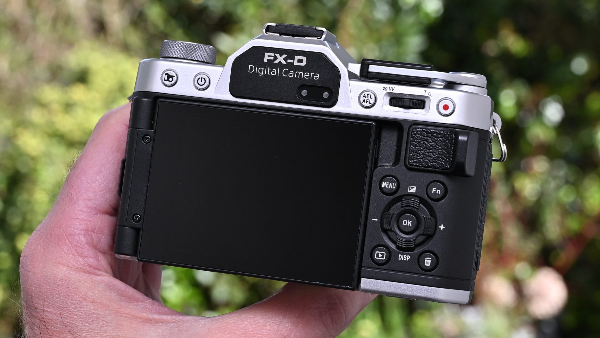 Обзор Yashica FX-D 100 - самая недорогая камера в линейке FX-D картинка Камера Yashica FX-D 100 с ретро-стилем и зумом | DGL.RU