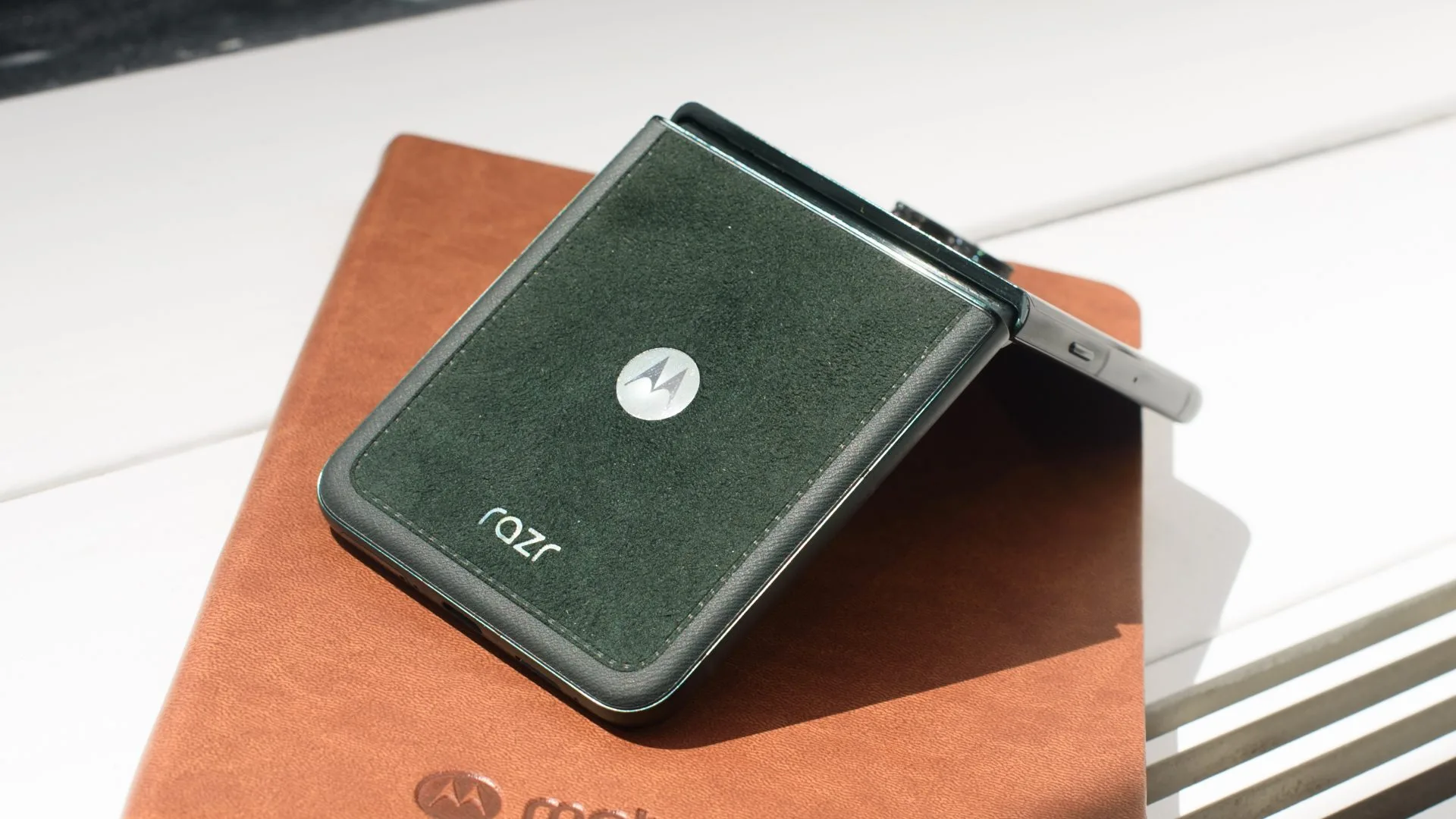 Лучшие телефоны Motorola 2026 года: топовые модели Edge, Razr и G картинка Смартфоны Motorola Edge и Razr в 2026 году | DGL.RU