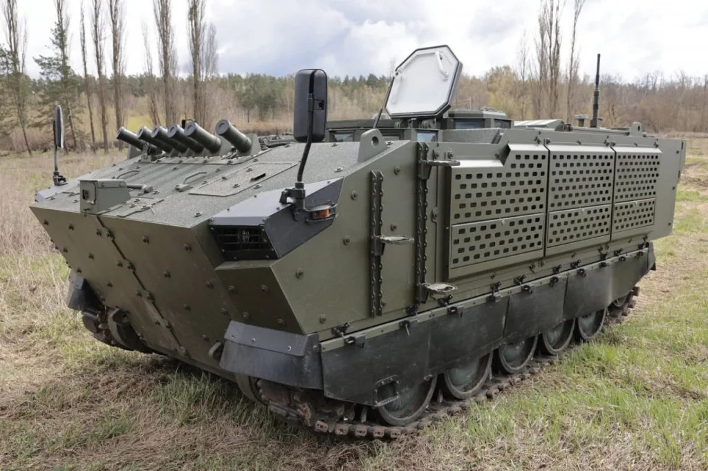 Украинская компания UrkArmoTech представила свою новую разработку — гусеничный бронетранспортер “Скиф”