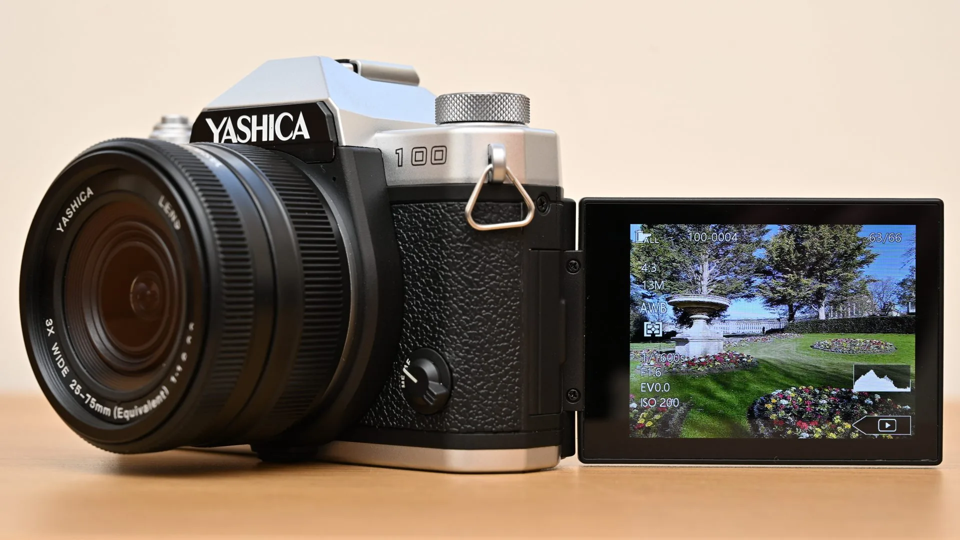 Обзор Yashica FX-D 100 - самая недорогая камера в линейке FX-D картинка Камера Yashica FX-D 100 с ретро-стилем и зумом | DGL.RU