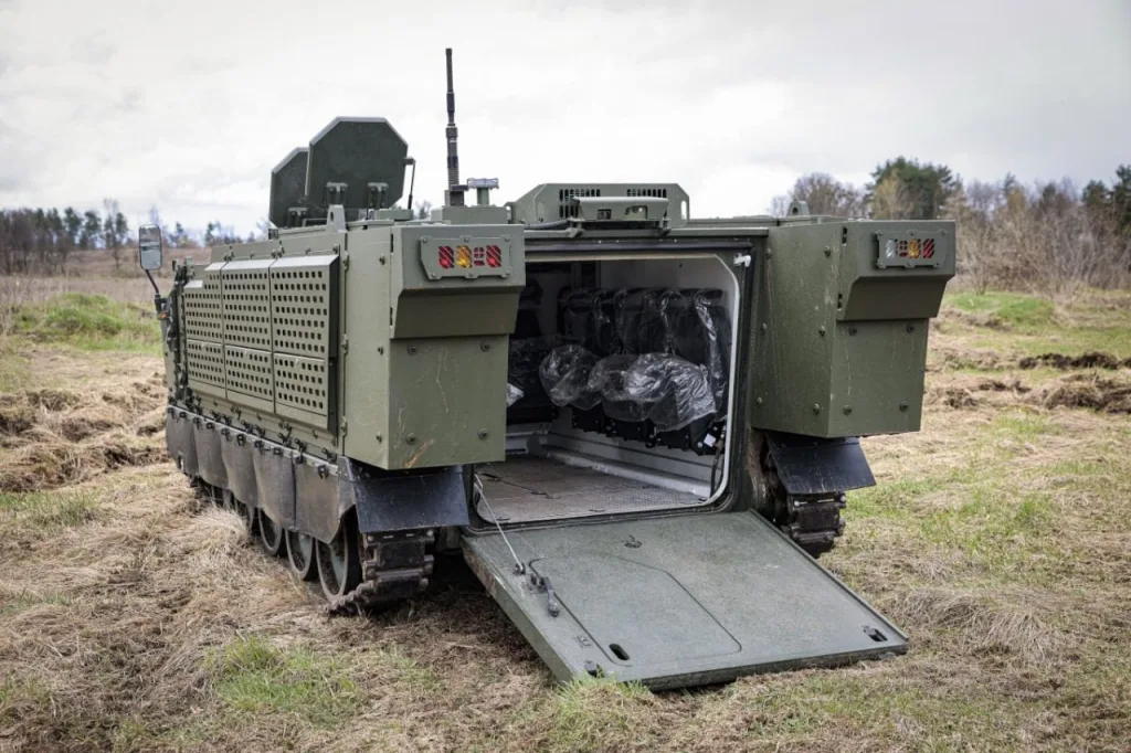 Украинская компания UrkArmoTech представила свою новую разработку — гусеничный бронетранспортер “Скиф”