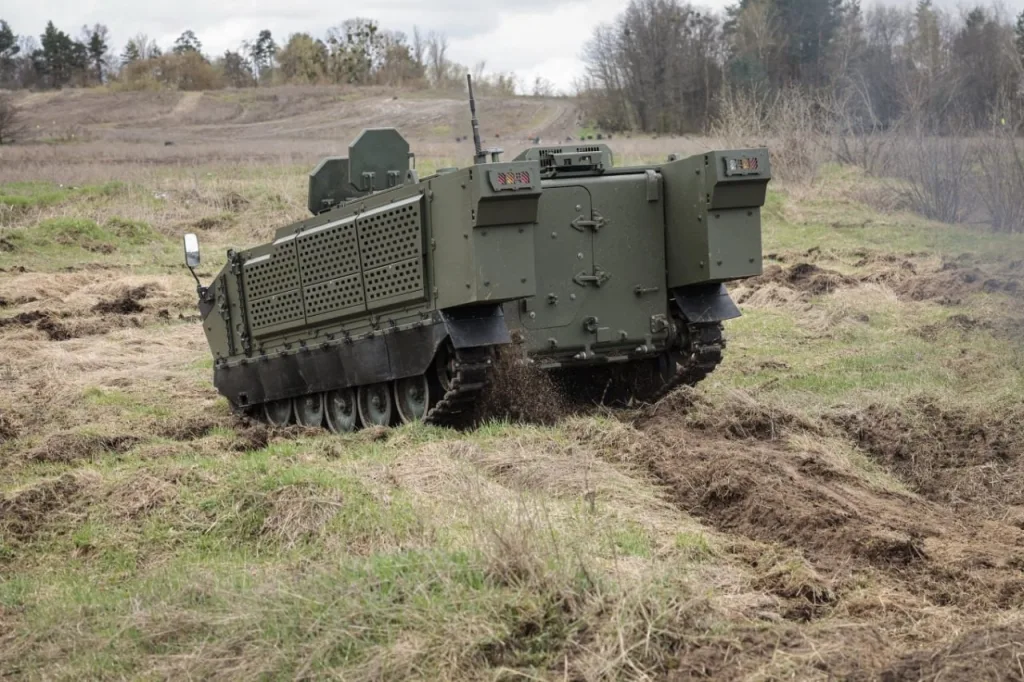 Украинская компания UrkArmoTech представила свою новую разработку — гусеничный бронетранспортер “Скиф”