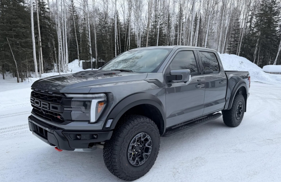 Редкий Ford F-150 Raptor R 2025 года с пробегом 2 000 км ушел с аукциона на $10 000 дешевле нового