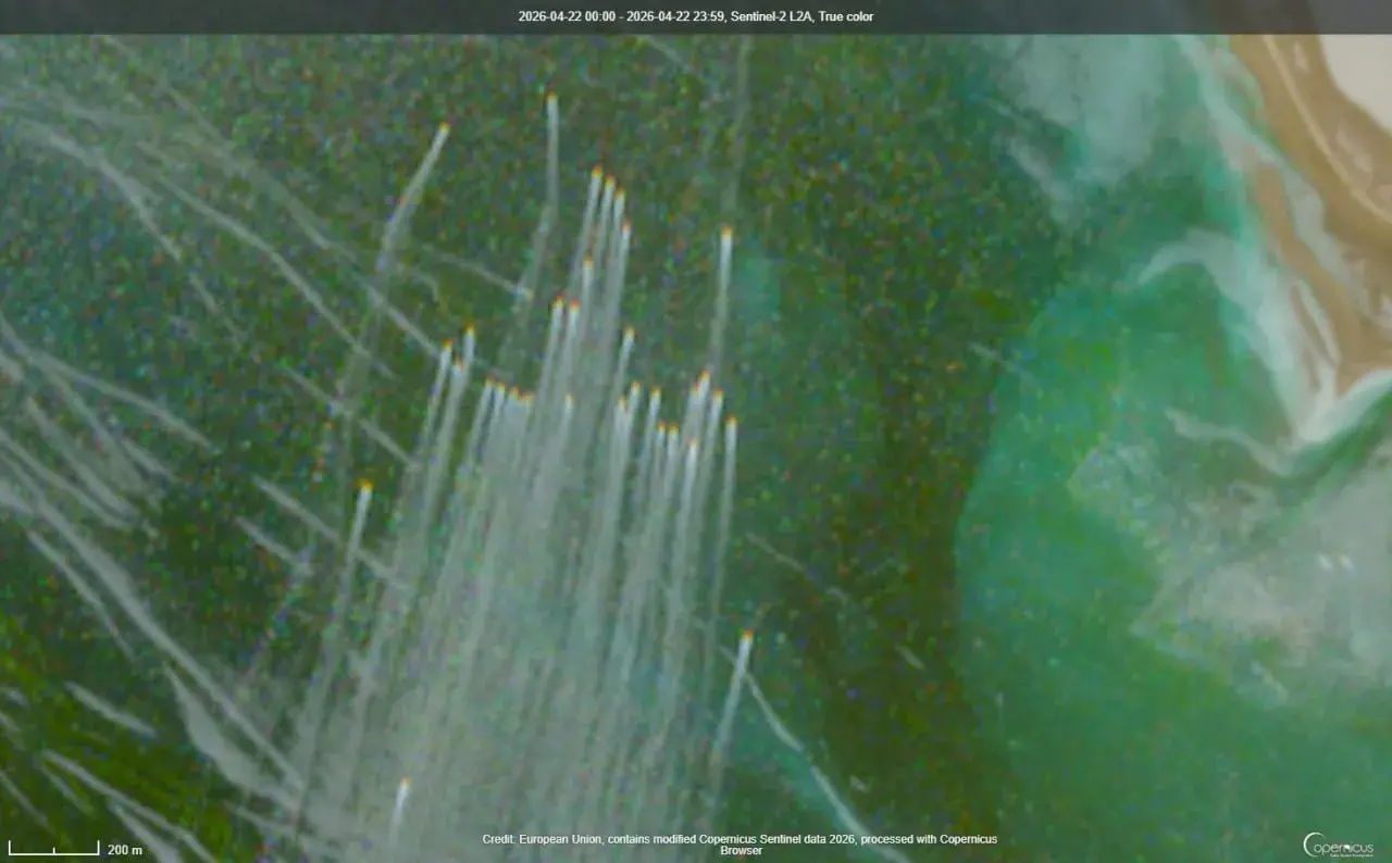 Флотилия быстроходных катеров ВМС КСИР, попавшая в объектив спутника Sentinel-2 на севере Ормузского пролива
