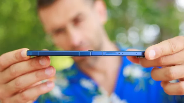 Скучные новости от Samsung почему Galaxy Z Flip 8 снова останется без нормального аккумулятора (1) Смартфон Samsung Galaxy Z Flip 8: брать или нет? | DGL.RU