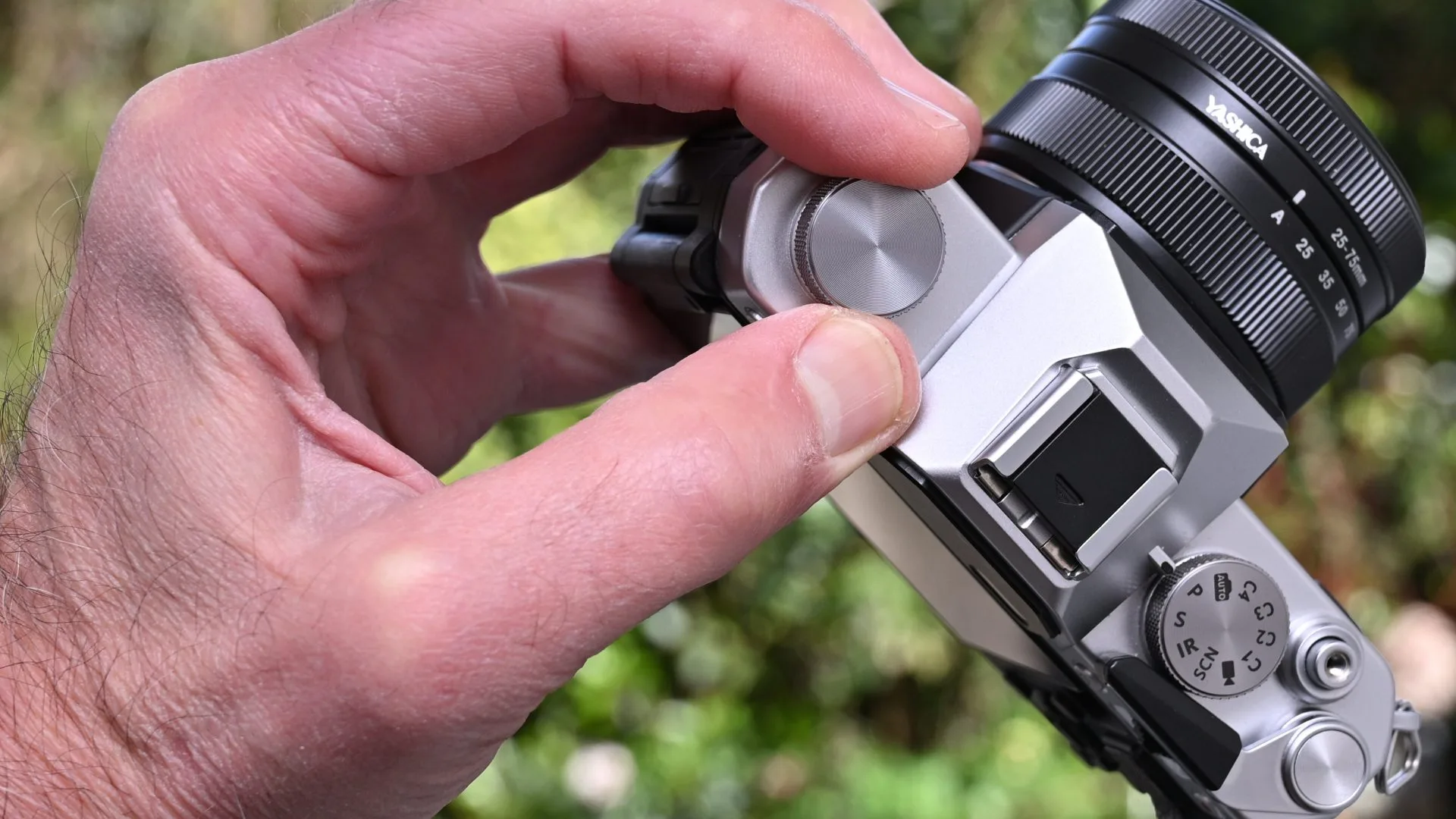 Обзор Yashica FX-D 100 - самая недорогая камера в линейке FX-D картинка Камера Yashica FX-D 100 с ретро-стилем и зумом | DGL.RU