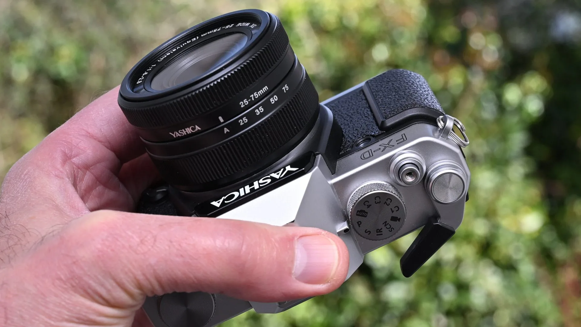 Обзор Yashica FX-D 100 - самая недорогая камера в линейке FX-D картинка Камера Yashica FX-D 100 с ретро-стилем и зумом | DGL.RU