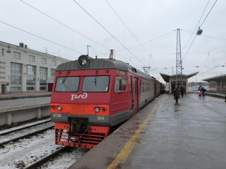 В Петербурге задержали 14-летнюю зацепершу на электричке между станциями