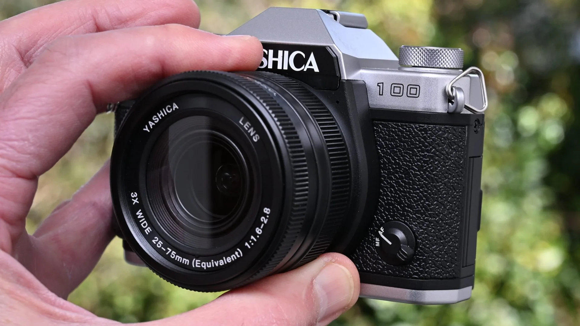 Обзор Yashica FX-D 100 - самая недорогая камера в линейке FX-D картинка Камера Yashica FX-D 100 с ретро-стилем и зумом | DGL.RU