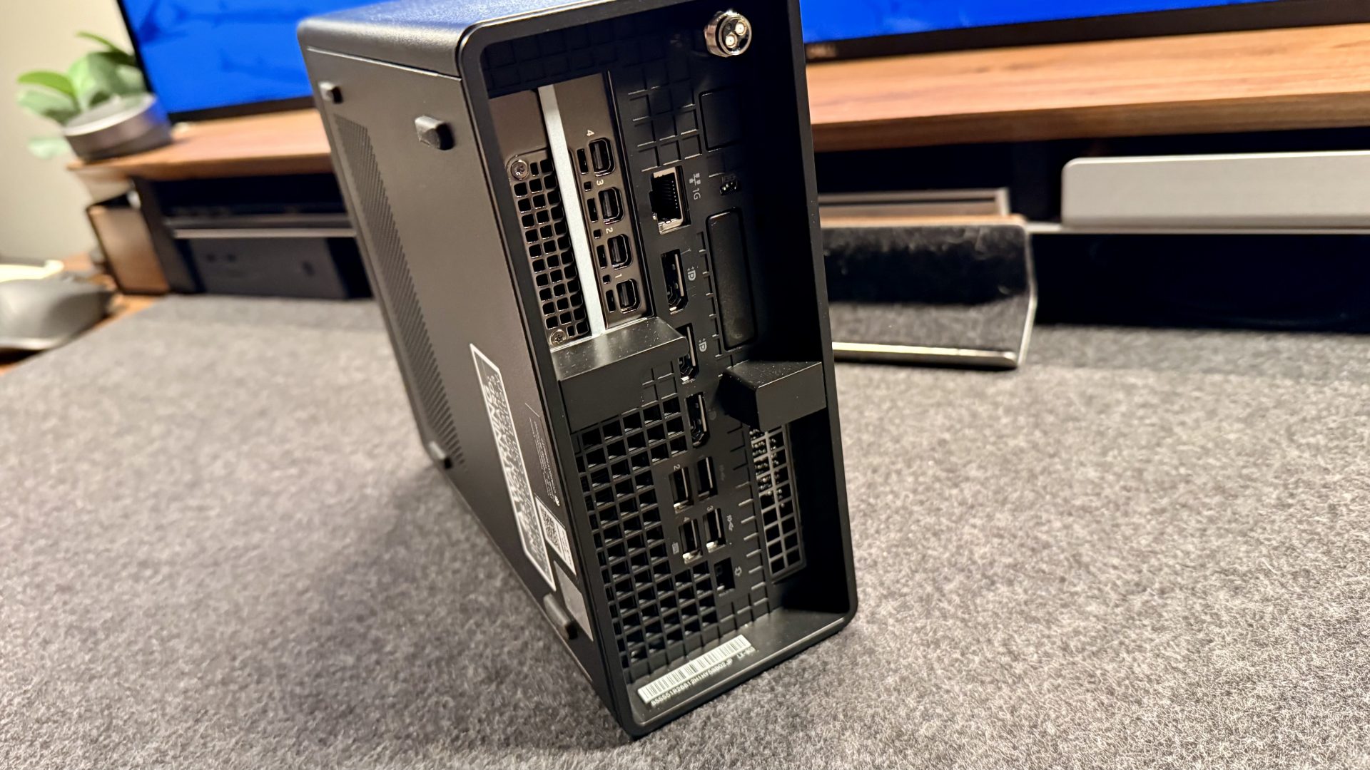 Обзор Lenovo ThinkStation P3 Ultra SFF Gen 2 - огромная рабочая станция в мини-ПК картинка Мини-ПК Lenovo ThinkStation P3 Ultra SFF Gen 2 | DGL.RU