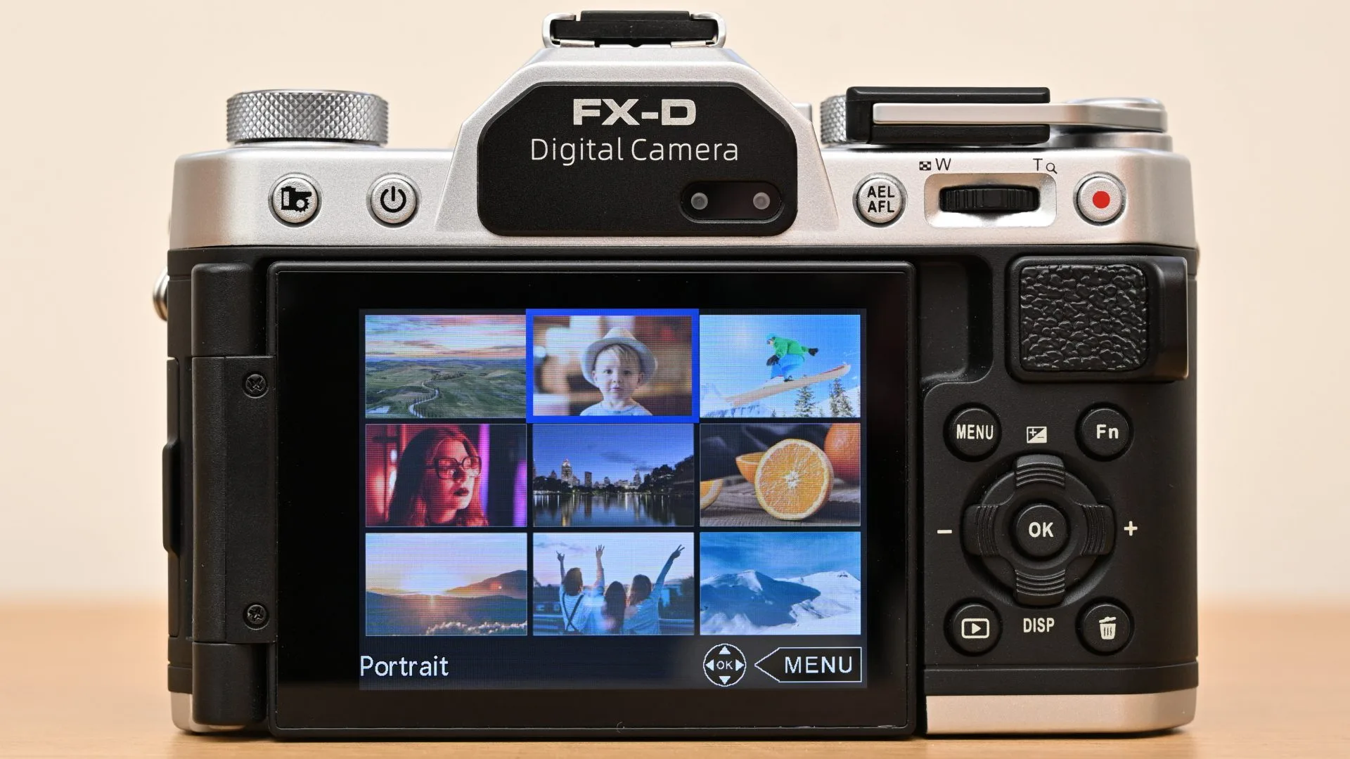 Обзор Yashica FX-D 100 - самая недорогая камера в линейке FX-D картинка Камера Yashica FX-D 100 с ретро-стилем и зумом | DGL.RU