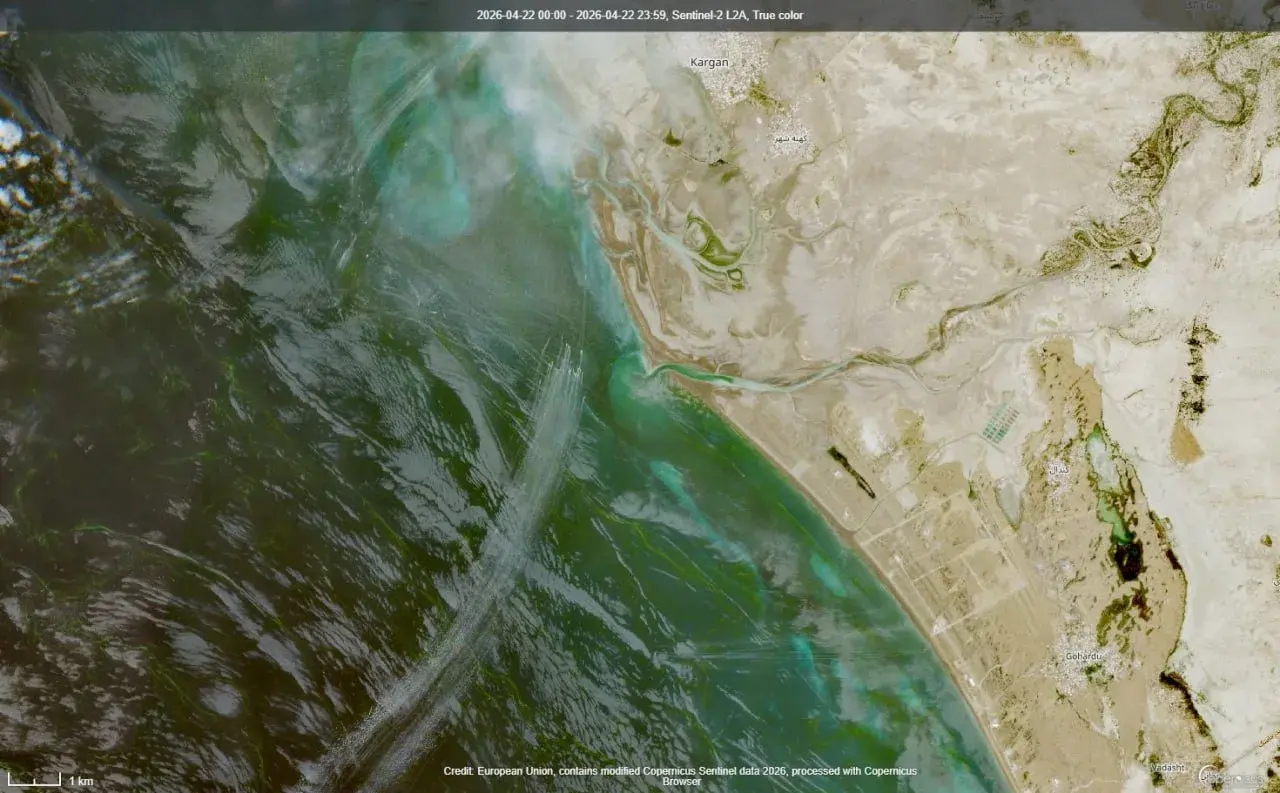 Флотилия быстроходных катеров ВМС КСИР, попавшая в объектив спутника Sentinel-2 на севере Ормузского пролива