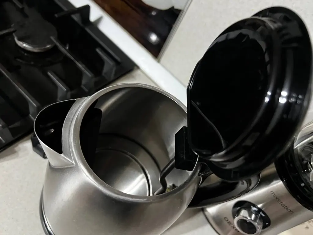 Выкиньте лимон и уксус: аптечное средство смывает накипь в 10 раз быстрее — чайник как новый за 20 минут