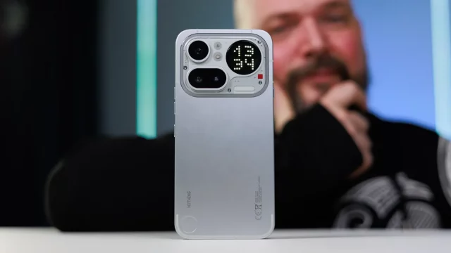 Смартфон Nothing Phone (4a) Pro почему старый добрый алюминий стал главной инновацией года (2) Смартфон Nothing Phone (4a) Pro: металл в руках | DGL.RU