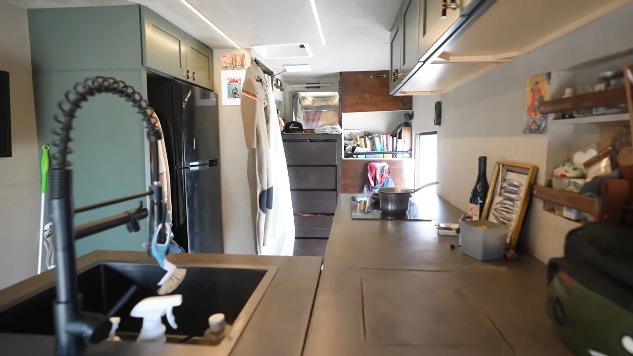 Жилой фургон на базе Isuzu NPR: как обычный грузовик стал полноценной квартирой